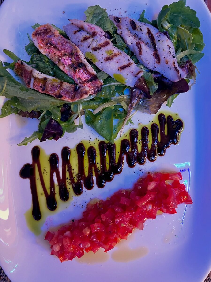 Filetto di triglia arrosto su misticanza — Dal Capitano